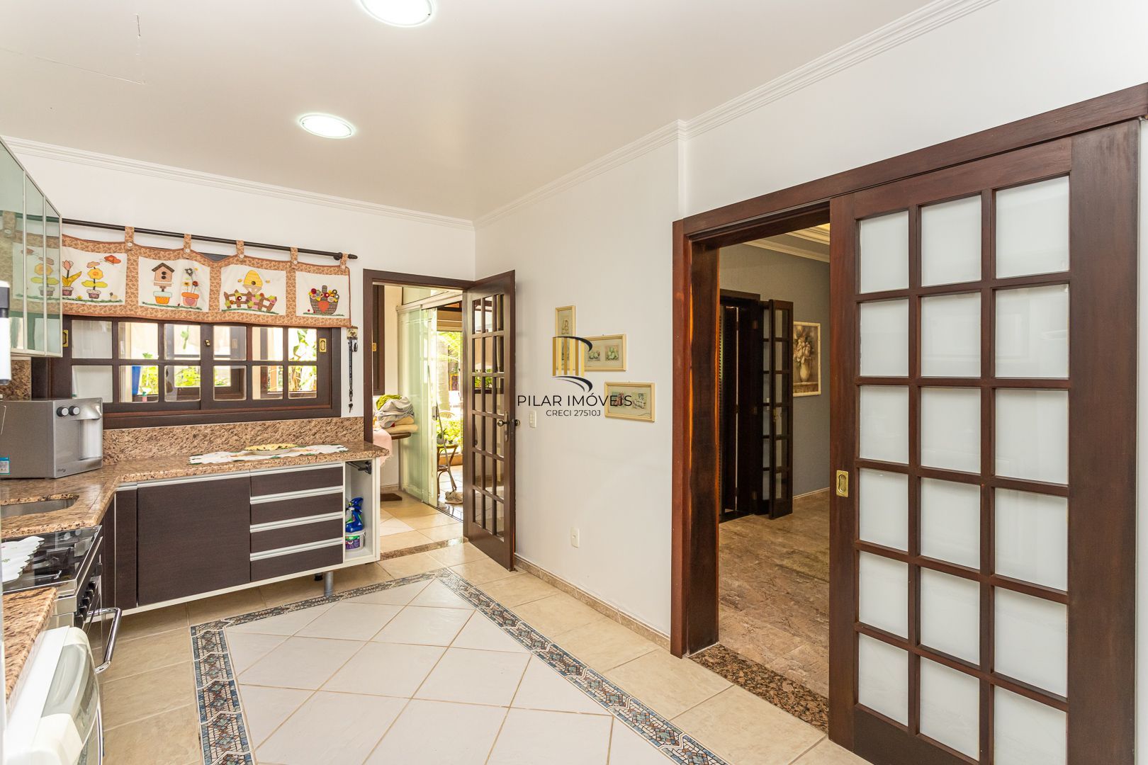 Casa de 272m², 4 dormitórios, 2 suítes e 4 vagas de garagem, no bairro Ipanema, próxima à orla do Guaíba.