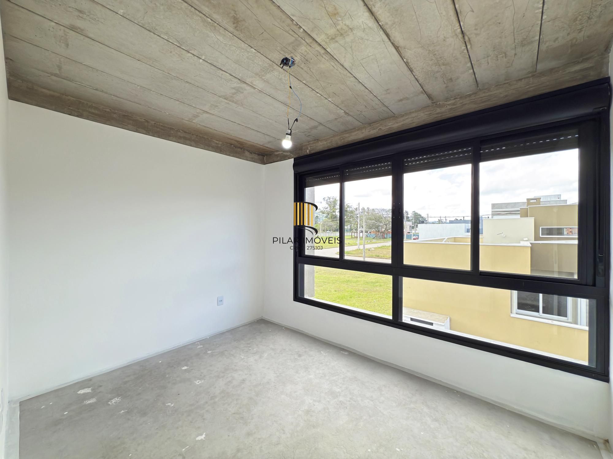 Sobrado em condomínio em Porto Alegre, no bairro Hípica, com 3 dormitórios.