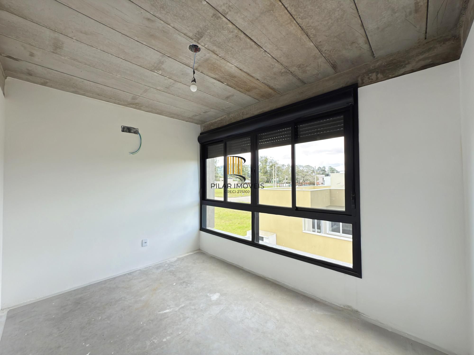 Sobrado em condomínio em Porto Alegre, no bairro Hípica, com 3 dormitórios.