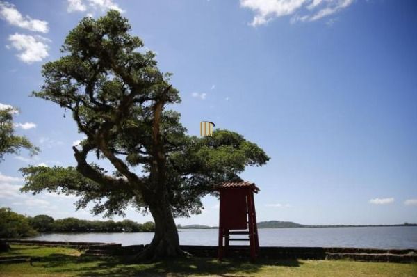 Casa em Porto Alegre, no bairro Belém Novo, com 3 dormitório(s), e 3 banheiros, à venda.