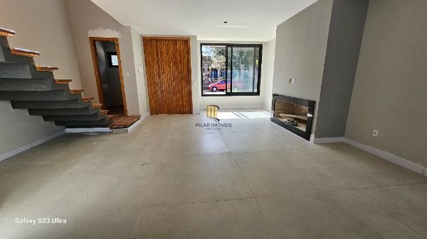 Casa em Porto Alegre, no bairro Ipanema, com 3 dormitório(s), e 3 banheiros, à venda.