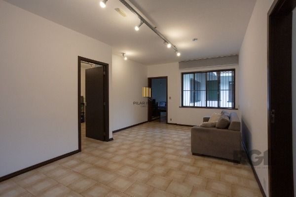Casa em Porto Alegre, no bairro Medianeira, com 5 dormitório(s), e 5 banheiros, à venda.