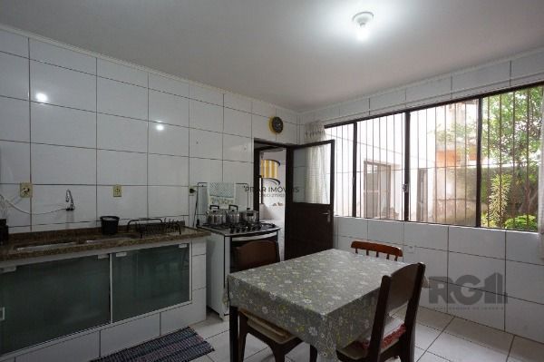 Casa em Porto Alegre, no bairro Medianeira, com 5 dormitório(s), e 5 banheiros, à venda.