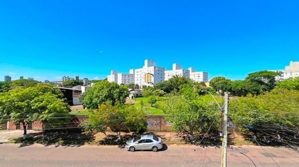 Sobrado 4 dormitórios no bairro Camaquã