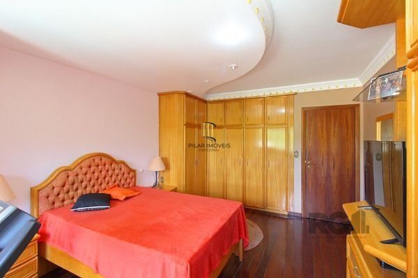 Casa em Porto Alegre, no bairro Ipanema, com 3 dormitório(s), e 3 banheiros, à venda.