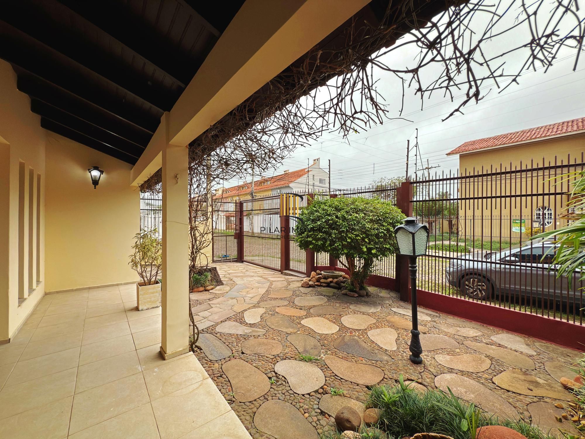 Residência á venda no bairro Guarujá com 2 dormitórios.