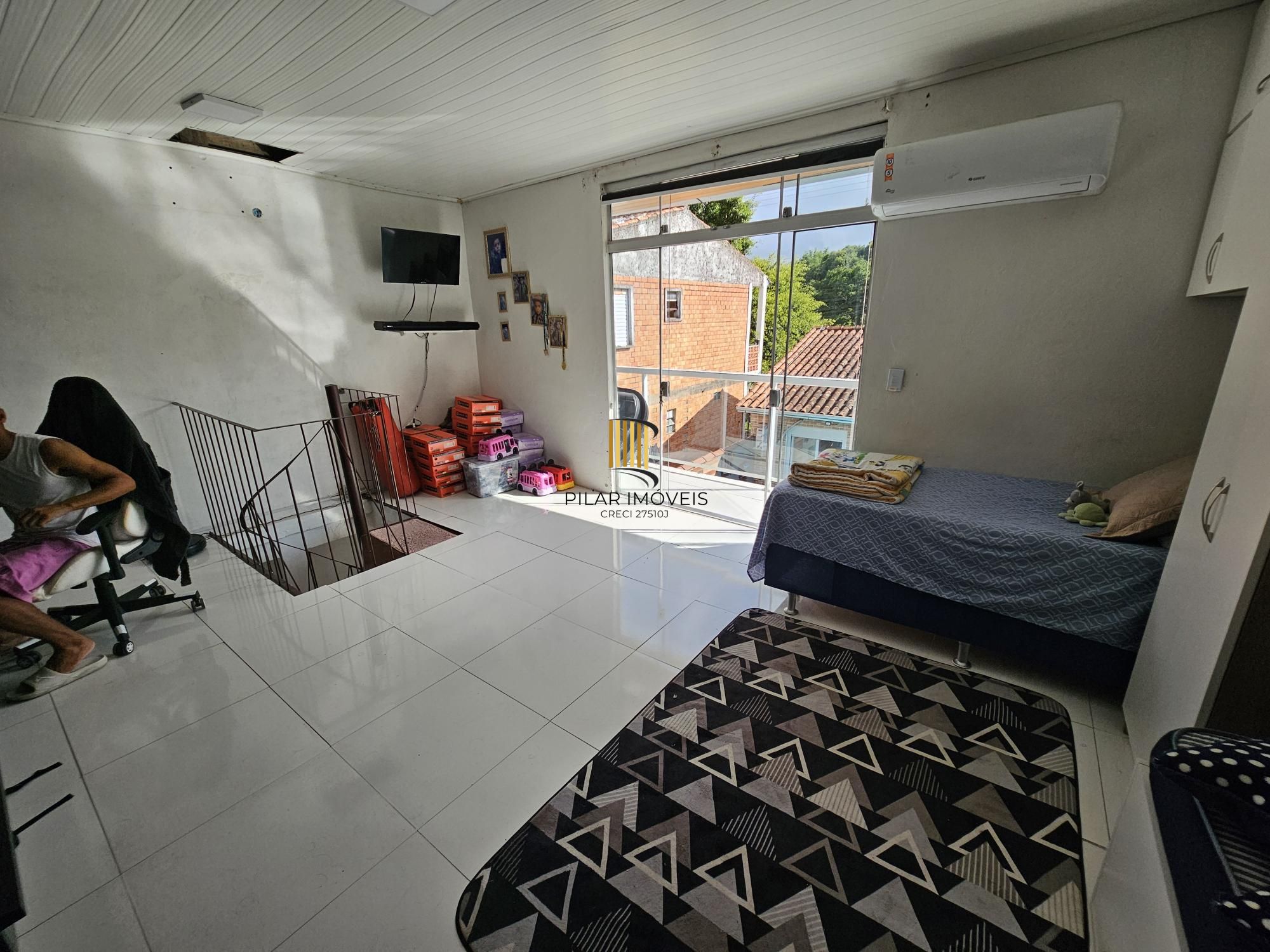 Casa com piscina e salão de festas na Rua Capitão Pedroso bairro Restinga zona sul de Porto Alegre !