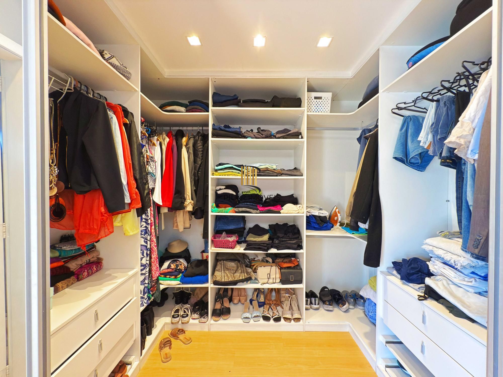 Em busca de uma casa espaçosa e cheia de comodidades no bairro Hípica