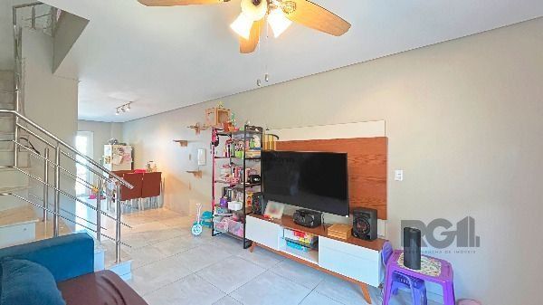 Casa em Porto Alegre, no bairro Guarujá, com 3 dormitório(s), e 3 banheiros, à venda.