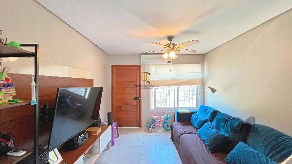Casa em Porto Alegre, no bairro Guarujá, com 3 dormitório(s), e 3 banheiros, à venda.