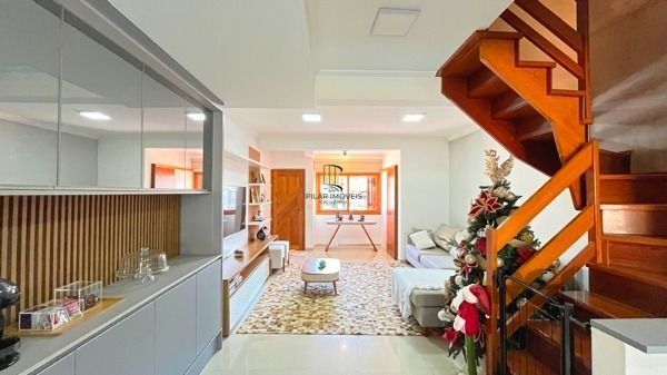 Casa em Porto Alegre, no bairro Guarujá, com 3 dormitório(s), e 3 banheiros, à venda.