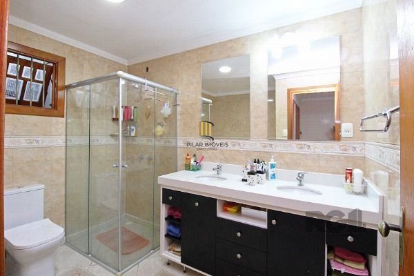 Casa em Porto Alegre, no bairro Belém Novo, com 3 dormitório(s), e 3 banheiros, à venda.