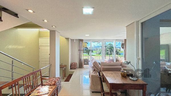 Casa em Porto Alegre, no bairro Hípica, com 3 dormitório(s), e 3 banheiros, à venda.