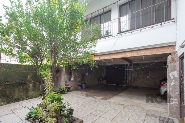 Casa em Porto Alegre, no bairro Medianeira, com 5 dormitório(s), e 5 banheiros, à venda.