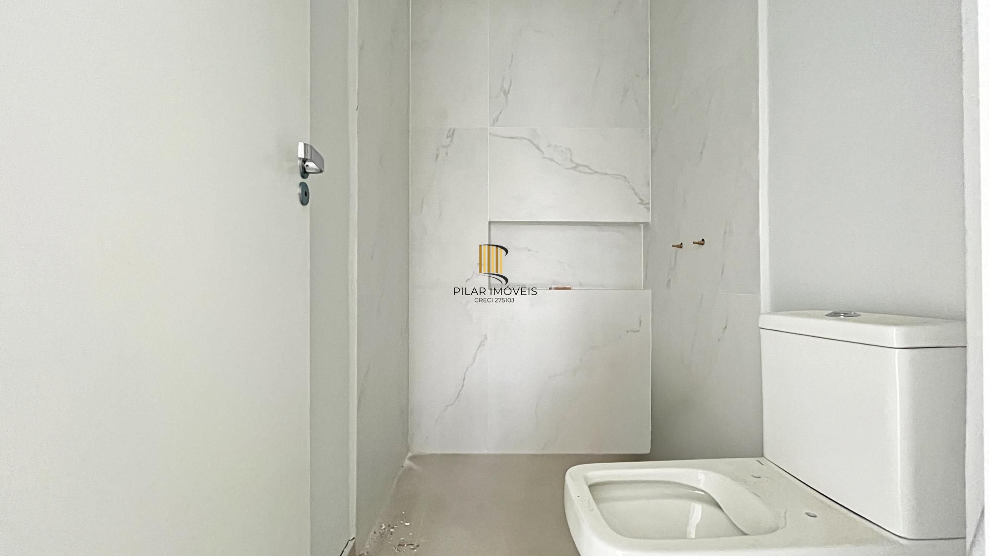 Casa 4 dormitórios( 1 dorm térreo) no Condomínio Villa Amalfi, na zona sul de Porto Alegre.