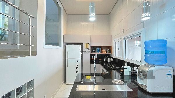 Casa em Porto Alegre, no bairro Hípica, com 3 dormitório(s), e 3 banheiros, à venda.