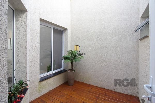 Casa em Porto Alegre, no bairro Espírito Santo, com 3 dormitório(s), e 3 banheiros, à venda.