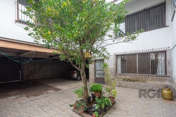Casa em Porto Alegre, no bairro Medianeira, com 5 dormitório(s), e 5 banheiros, à venda.
