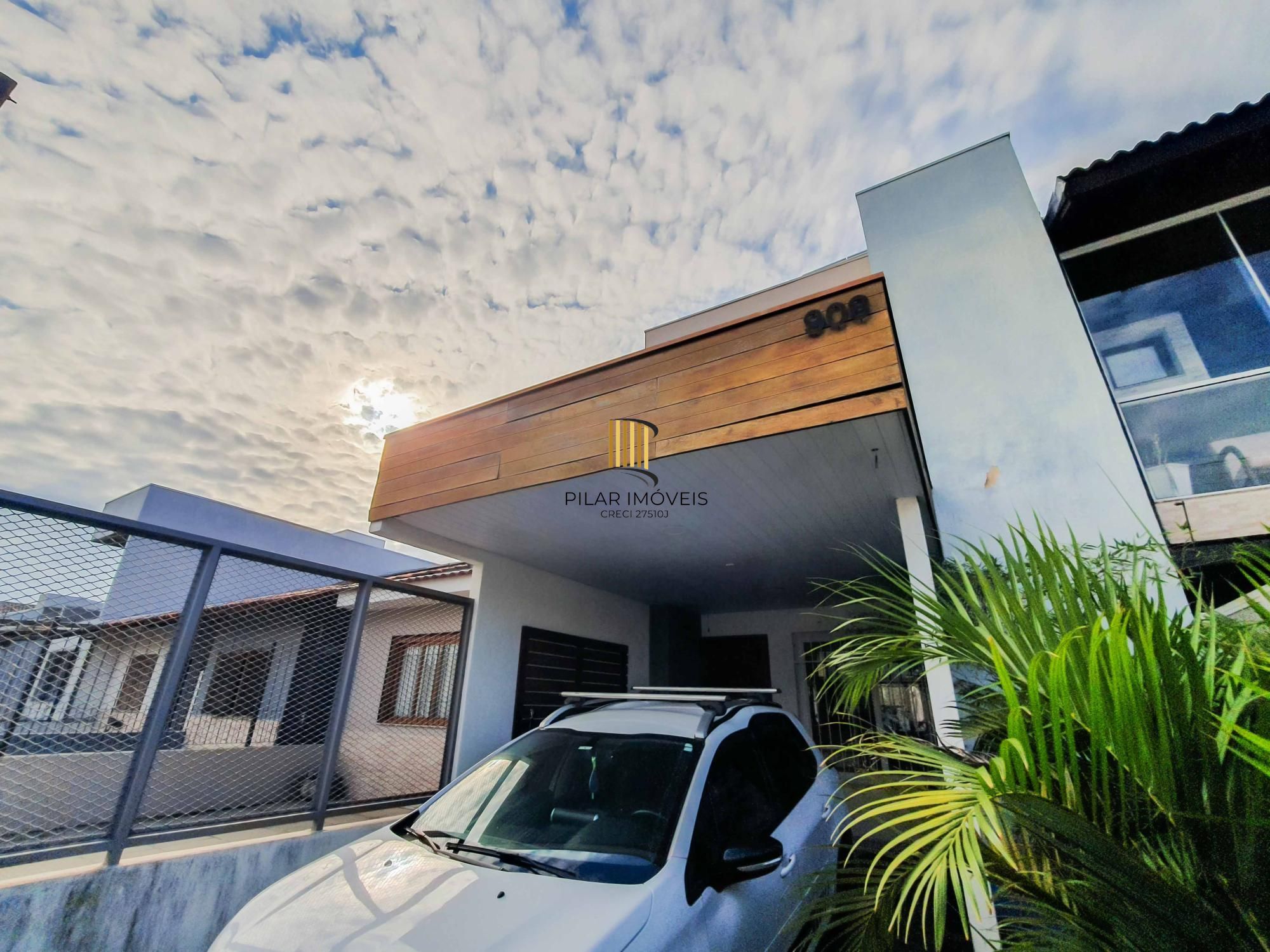 Ótima Casa com 3 dormitórios, semi mobiliada, pátio e vaga para carro.