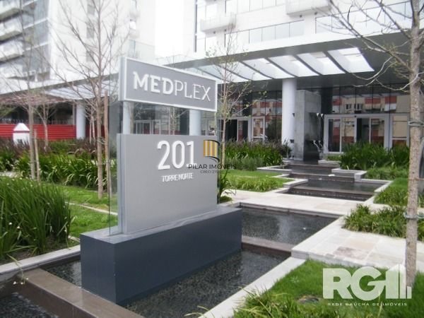 Excelente sala comercial Edifício Medplex - Torre Norte , com recepção montada , 2 salas para trabalho com iluminação e  ventilação natural , banheiro .