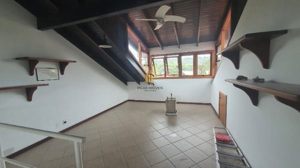 Casa em Porto Alegre, no bairro Ipanema, com 3 dormitório(s), e 3 banheiros, à venda.