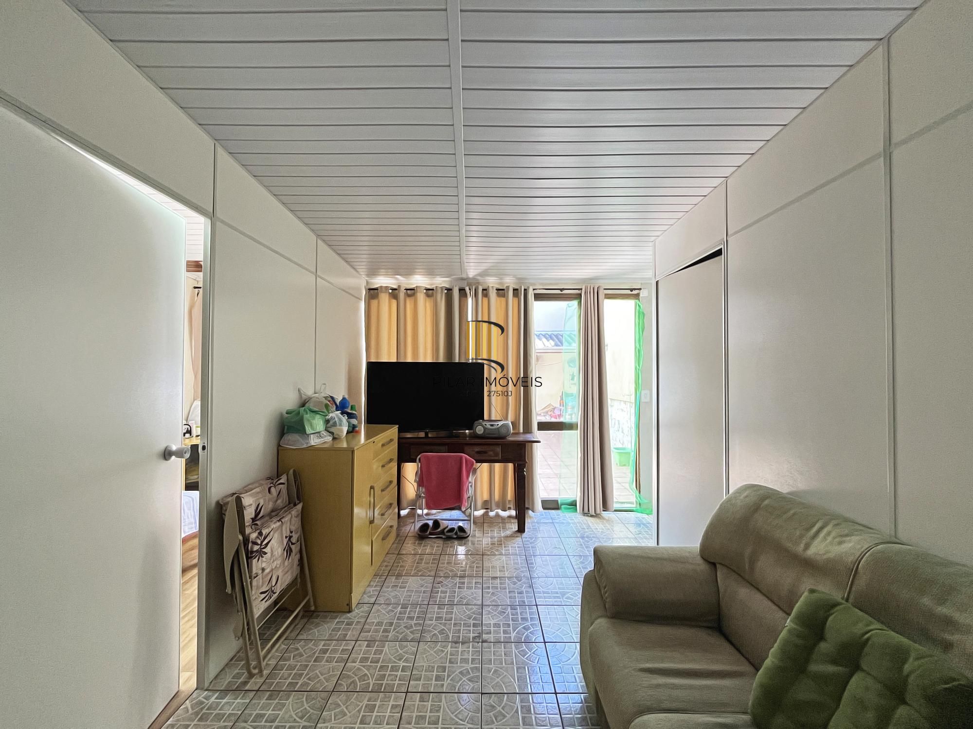 Ótima casa 2 dormitórios, 2 vagas, em rua calma no bairro.