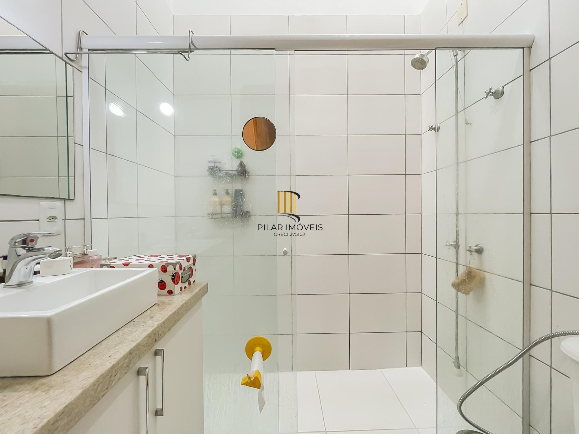 Casa 2 dormitórios em condomínio, semi mobiliada, vaga coberta para 2 carros, lareira e pátio com churrasqueira. Condomínio com infra de lazer completo. Próximo ao comércio e todas as conveniências do bairro.