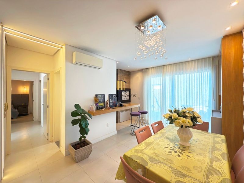 Casa térrea em condomínio fechado com 3 suítes.