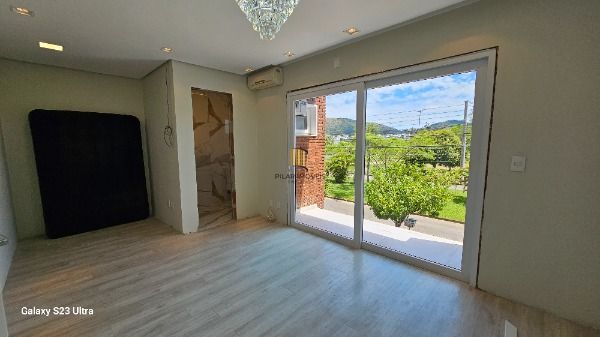 Casa em Porto Alegre, no bairro Hipica, com 3 dormitório(s), e 3 banheiros, à venda.