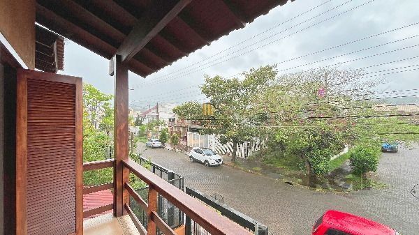 Casa em Porto Alegre, no bairro Hípica, com 3 dormitório(s), e 3 banheiros, à venda.