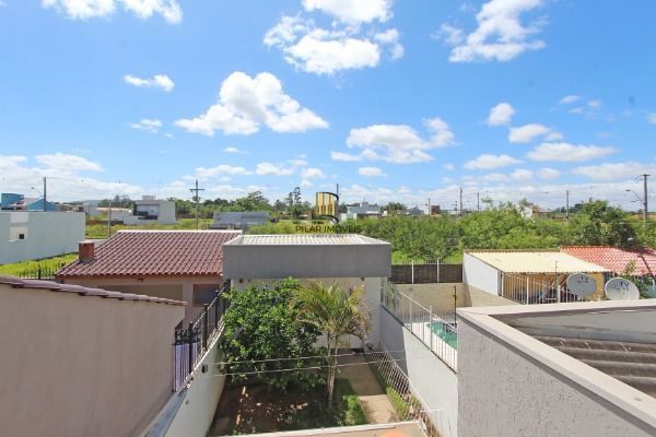 Ótima Casa com 3 dormitórios, semi mobiliada, pátio e vaga para carro.