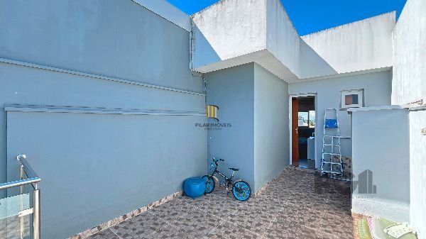 Casa em Porto Alegre, no bairro Guarujá, com 3 dormitório(s), e 3 banheiros, à venda.