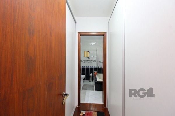 Casa em Porto Alegre, no bairro Ipanema, com 4 dormitório(s), e 4 banheiros, à venda.