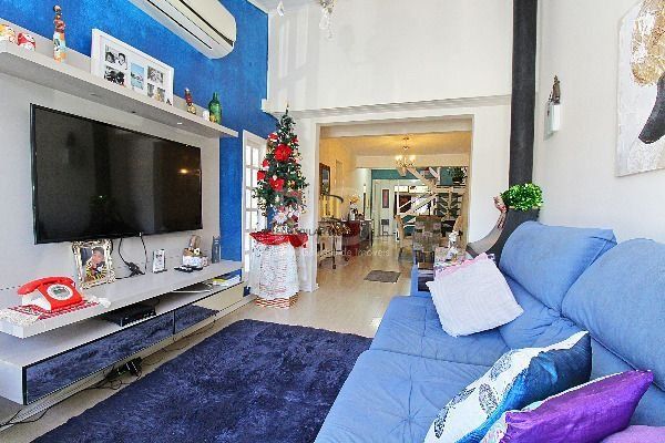 Casa em Porto Alegre, no bairro Ipanema, com 3 dormitório(s), e 3 banheiros, à venda.