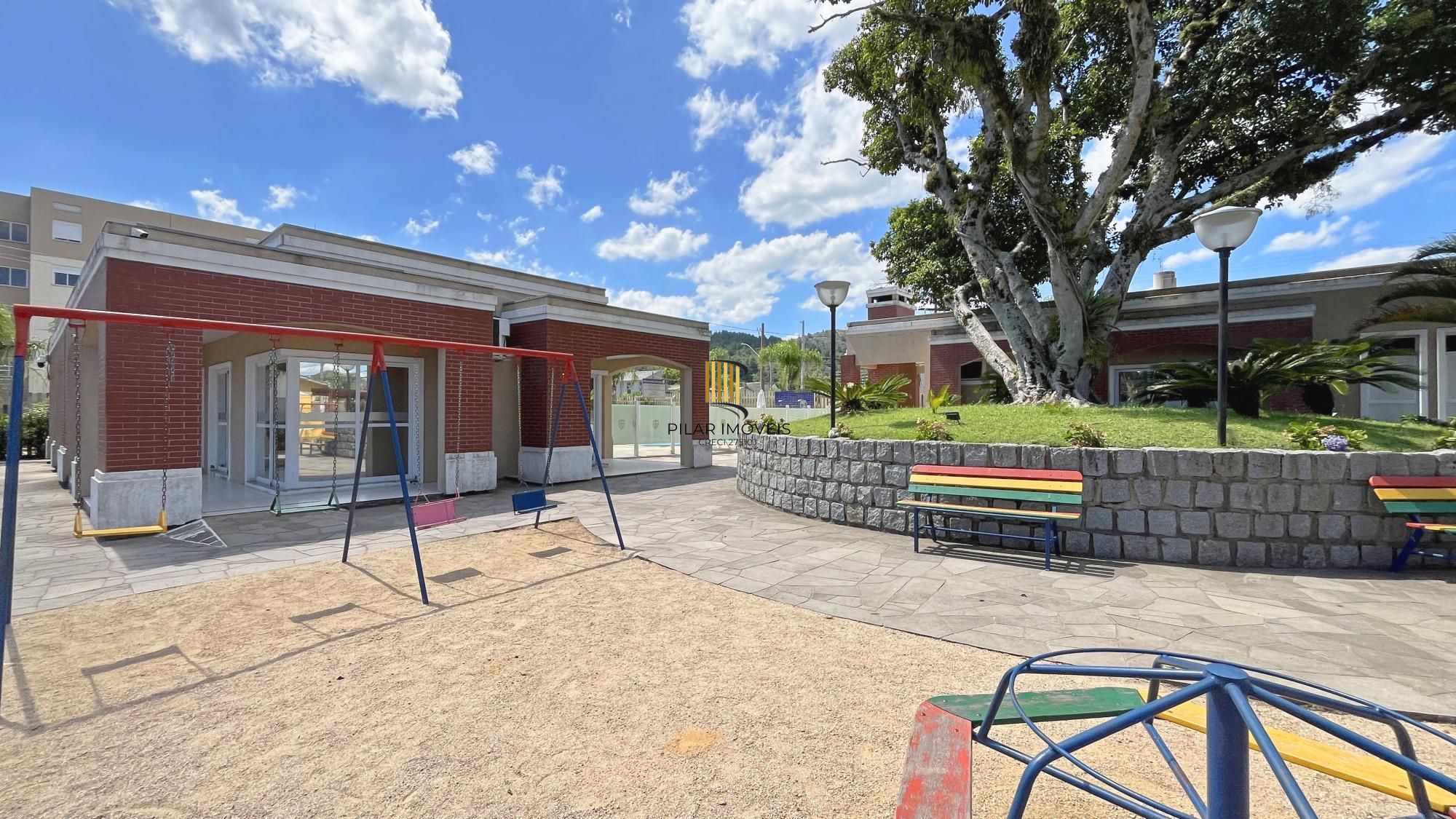 Casa 2 dormitórios em condomínio, semi mobiliada, vaga coberta para 2 carros, lareira e pátio com churrasqueira. Condomínio com infra de lazer completo. Próximo ao comércio e todas as conveniências do bairro.