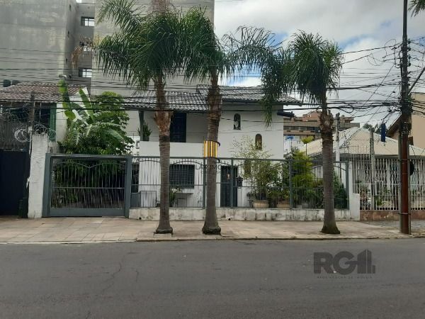 Casa 4 dormitórios no bairro Menino Deus