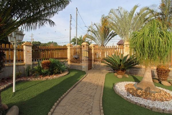 Casa em Porto Alegre, no bairro Belém Novo, com 3 dormitório(s), e 3 banheiros, à venda.