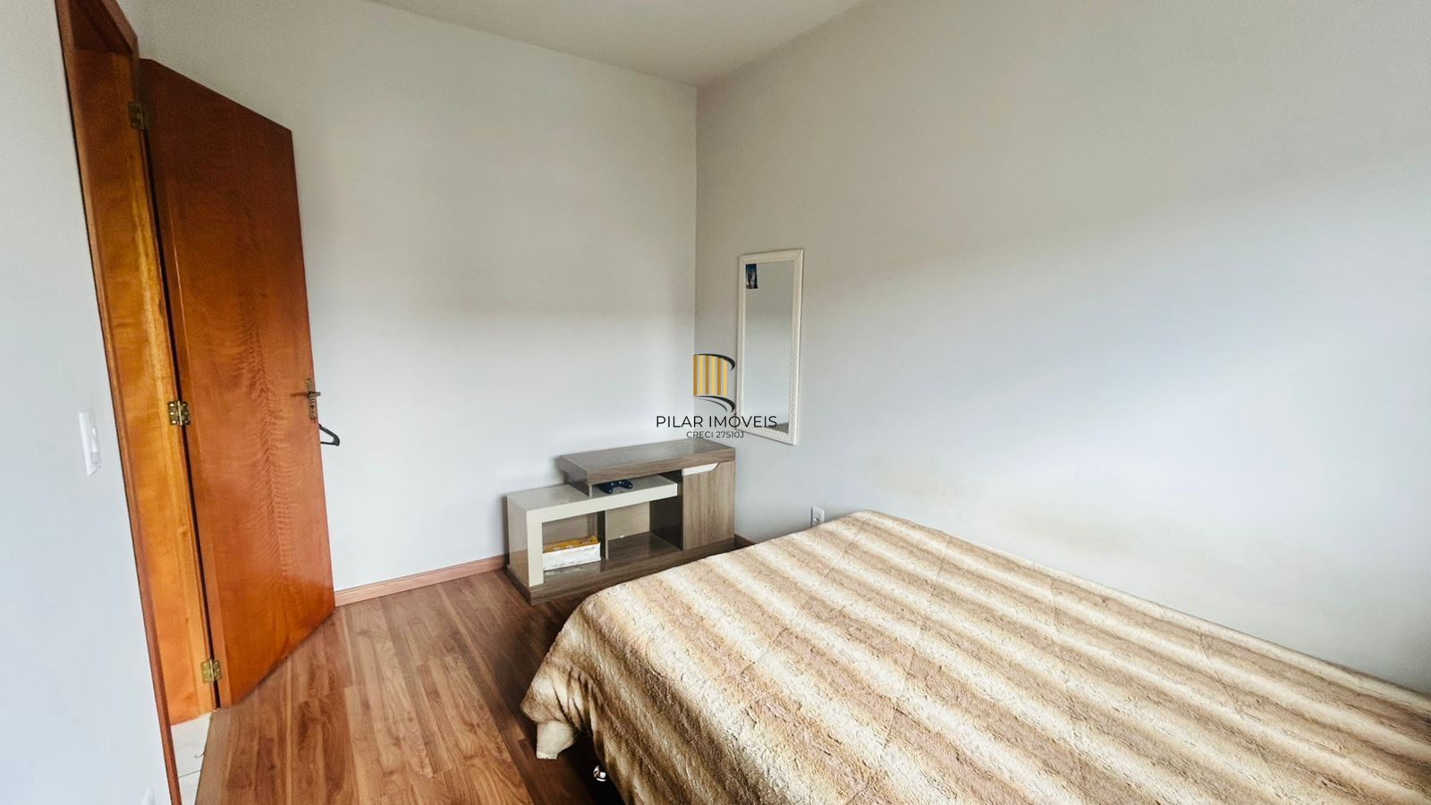 Apartamento 2 dormitórios com box e churrasqueira.