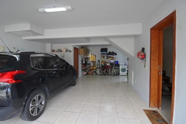 Casa Condominio em Porto Alegre, no bairro Ipanema, com 2 dormitório(s), e 2 banheiros, à venda.