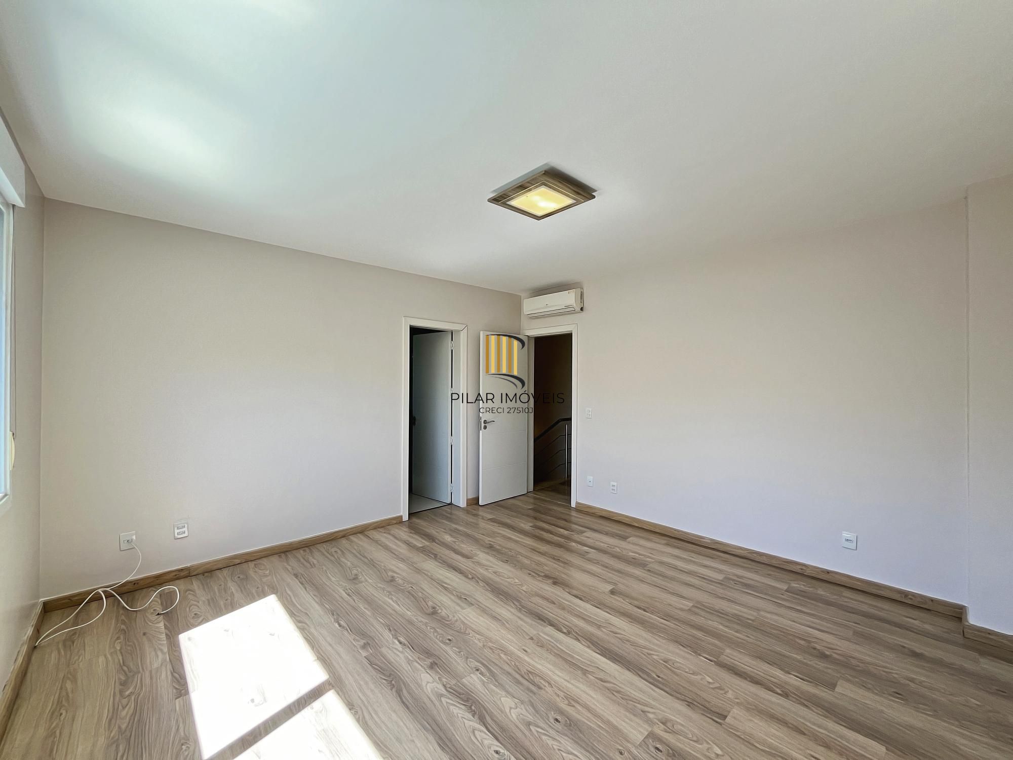 Casa 3 dormitórios no bairro Hípica