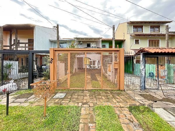 Casa em Porto Alegre, no bairro Hípica, com 2 dormitório(s), e 2 banheiros, à venda.
