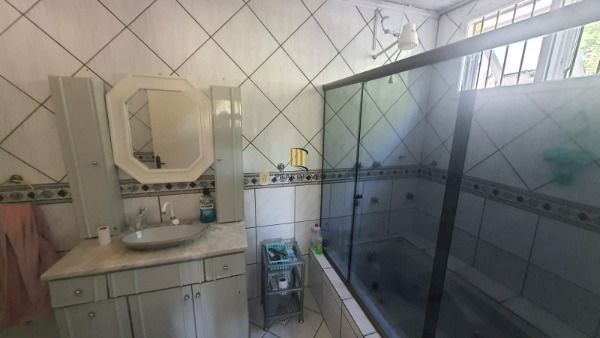 Casa em Porto Alegre, no bairro Vila Nova, com 3 dormitório(s), e 3 banheiros, à venda.