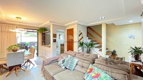 Casa em Porto Alegre, no bairro Campo Novo, com 3 dormitório(s), e 3 banheiros, à venda.