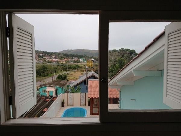 Casa em Porto Alegre, no bairro Espirito Santo, com 4 dormitório(s), e 4 banheiros, à venda.