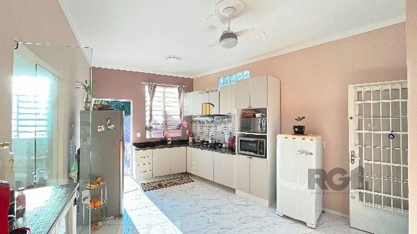 Casa em Porto Alegre, no bairro Medianeira, com 3 dormitório(s), e 3 banheiros, à venda.