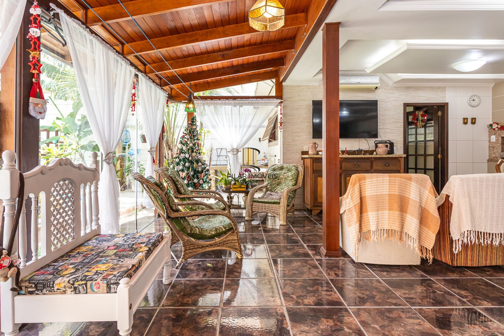 Casa de 272m², 4 dormitórios, 2 suítes e 4 vagas de garagem, no bairro Ipanema, próxima à orla do Guaíba.