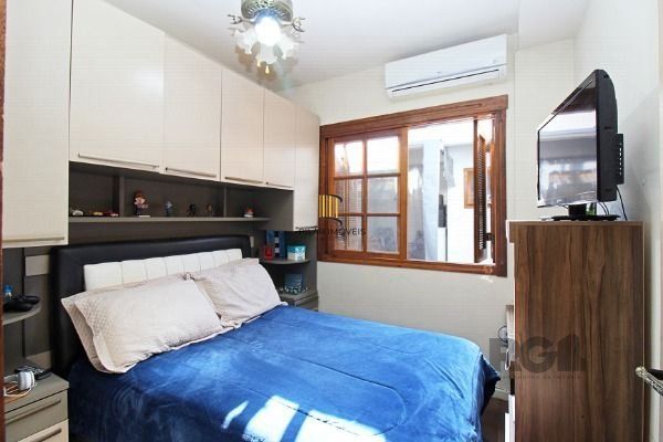 Sobrado em Porto Alegre, no bairro Vila Nova, com 3 dormitório(s), e 3 banheiros, à venda.