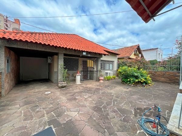 Casa em Porto Alegre, no bairro Guarujá, com 5 dormitório(s), e 5 banheiros, à venda.
