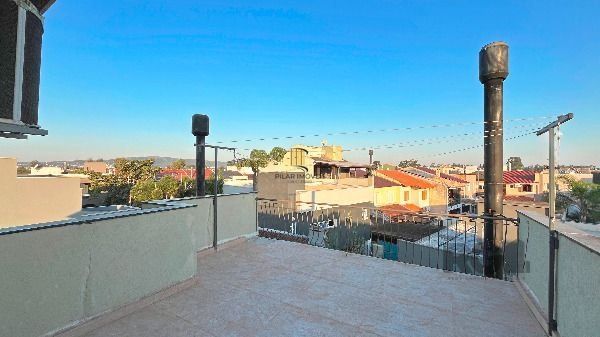 Casa em Porto Alegre, no bairro Hípica, com 3 dormitório(s), e 3 banheiros, à venda.