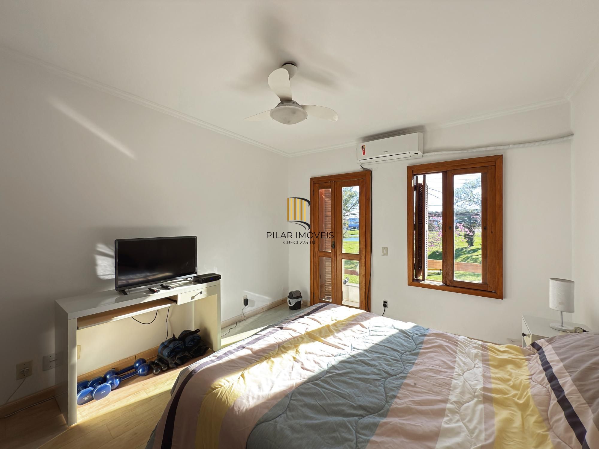 Sobrado a venda no Bairro Hipica de Porto alegre com 04 dormitórios sendo 01 suite